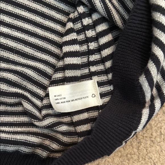 GAP Gray and Navy Blue V-Neck Sweater with Classic Style - Picture 4 of 6